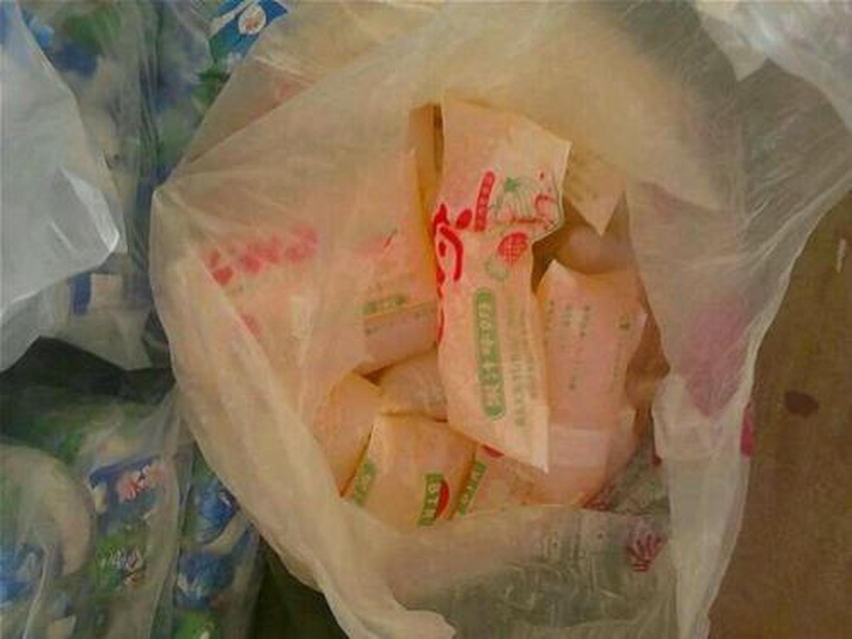 冰袋,1毛钱1袋,我喜欢的一种方法是先把水喝完后,放在地面用脚一踩"嘭