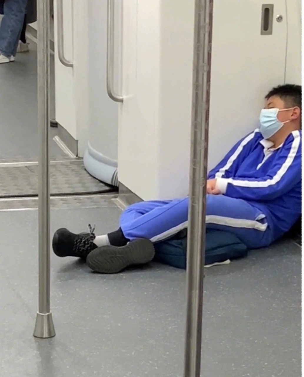小学生到底有多累,地铁上都能睡着. #奇闻趣事