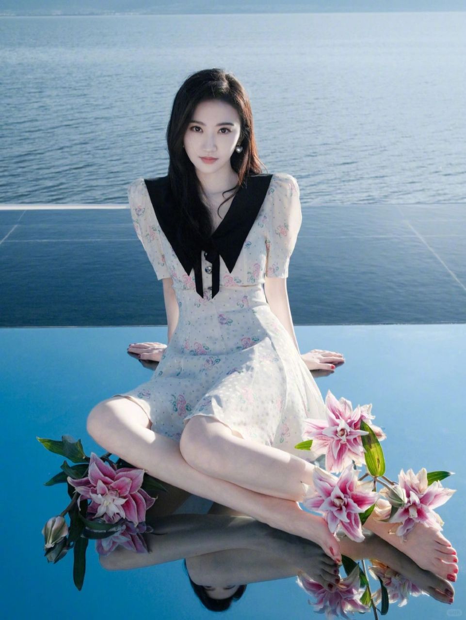 景甜真不愧是娱乐圈甜美担当  碎花裙 海军领 浅色调配上景甜江南的