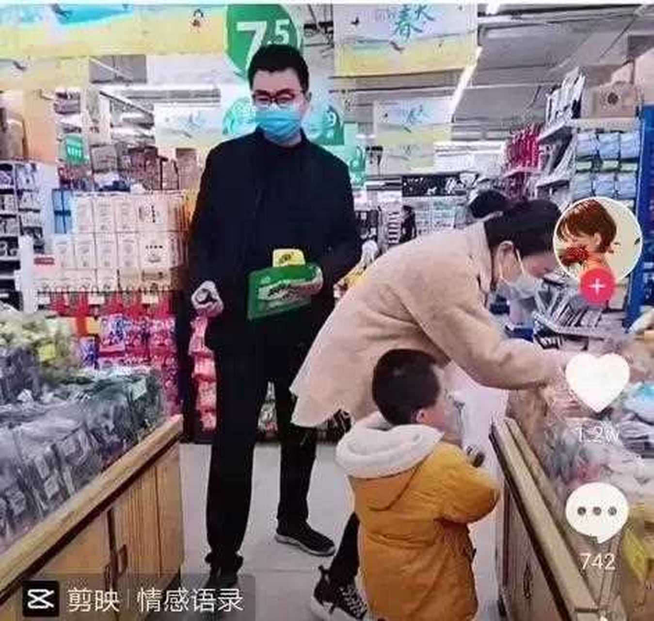 许敏的亲戚,悦爱小七今天发布了一组照片,她说,29年前的许妈怀着郭威