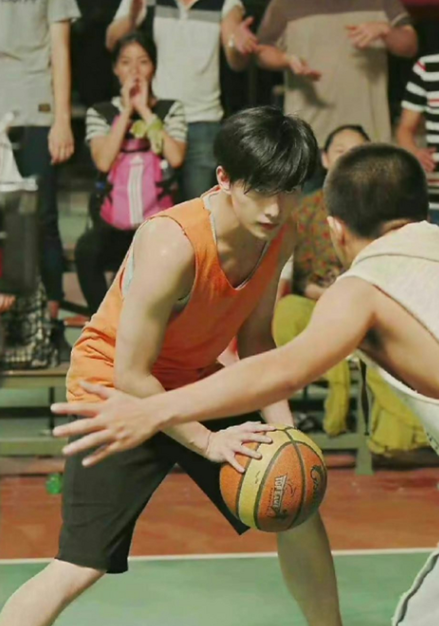 杨洋左耳 旧照 听说这个刘海是因为和盗墓笔记剧组轧戏了 两个剧组都