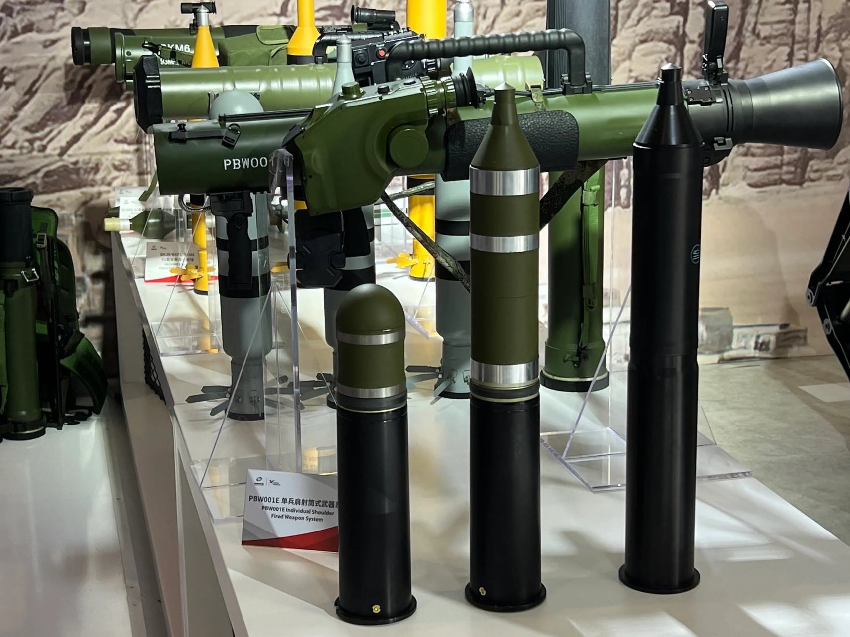 2022年珠海航展上推出的82毫米pbw-001无后座力炮,它的设计有些类似于