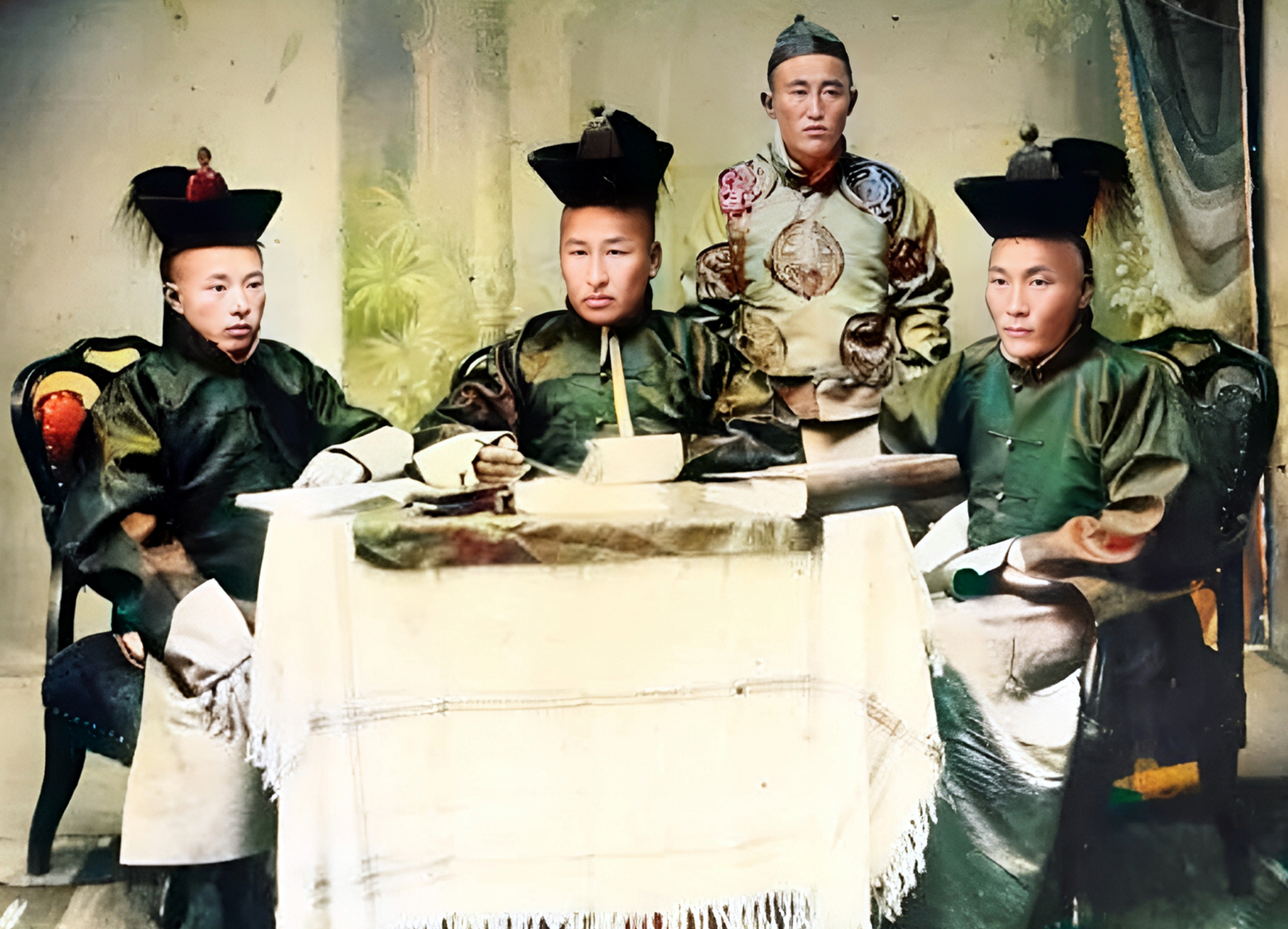 清朝统治者自从征服了蒙古后,蒙古一些部落的统治者对清朝虽然有异心