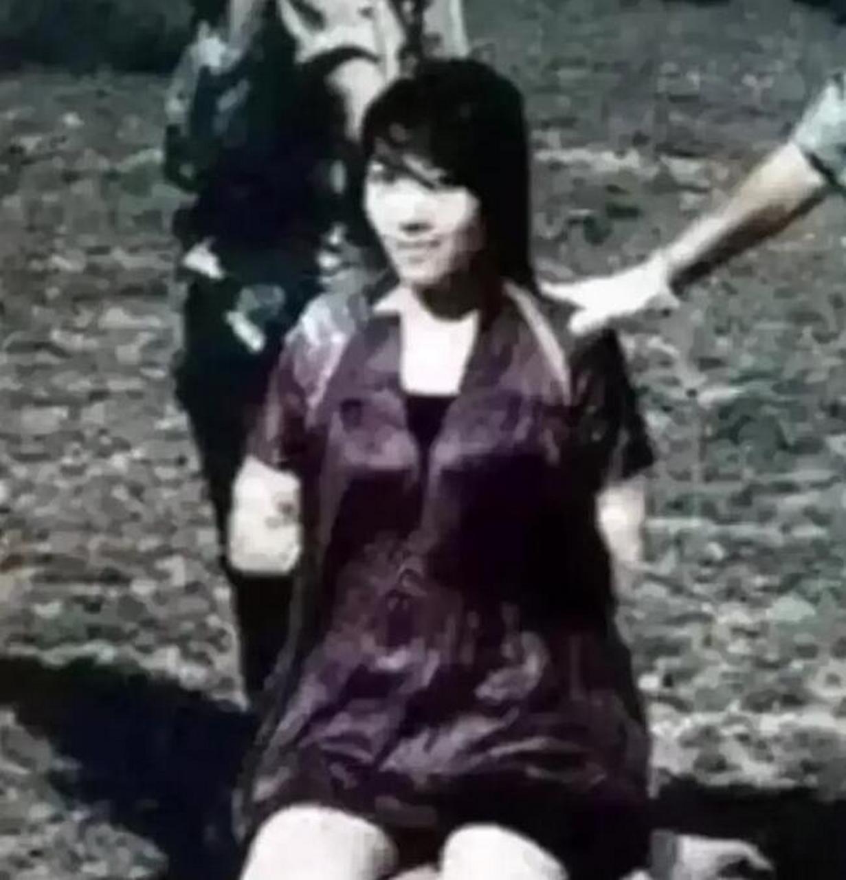 1983年,严打时期,一名女流氓被绑上法绳,面临被押往刑场执行死刑的
