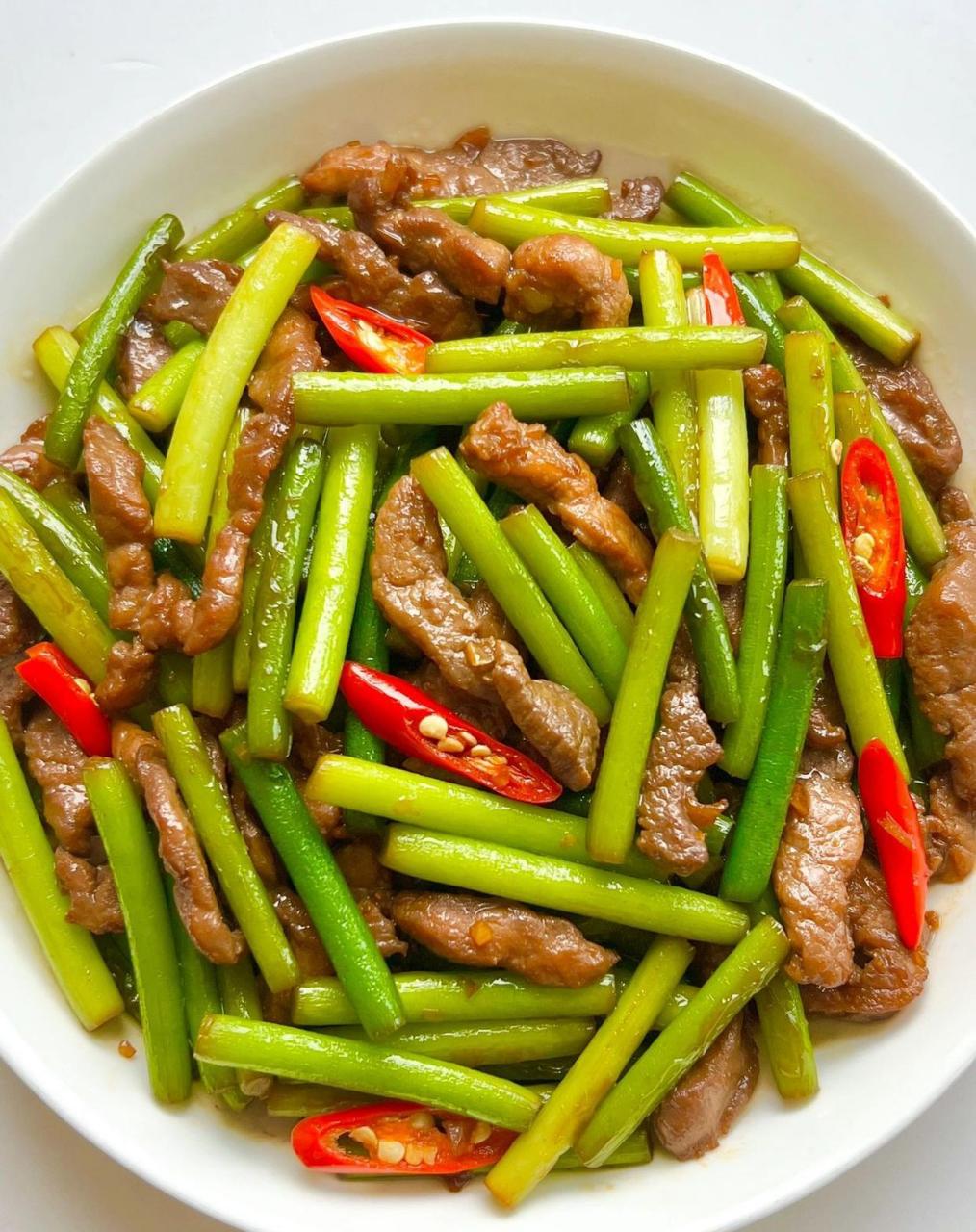 蒜苔炒肉丝  ?食材:蒜苔,猪肉,小米椒,蒜 ?做法: ?