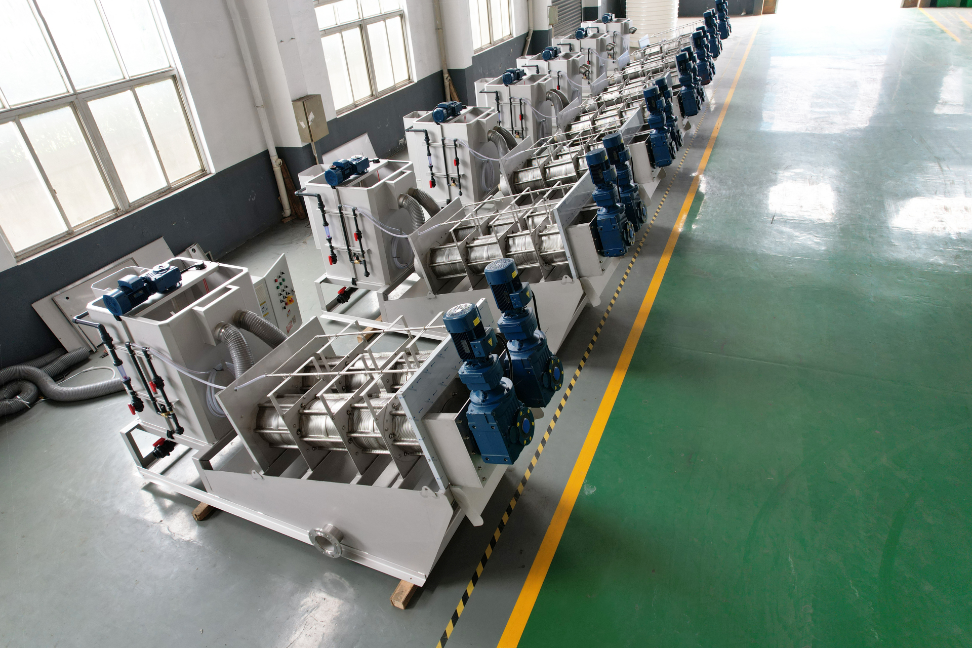 称为螺旋挤压脱水机)是一种常用于固液分离的设备,广泛应用于污泥脱水