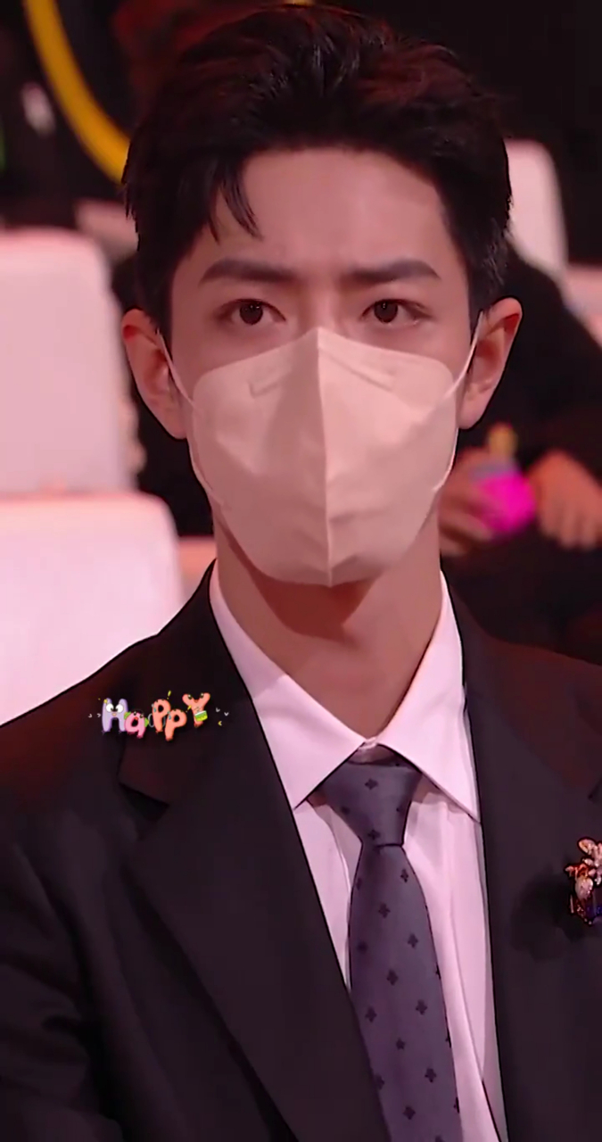 肖战的瑞凤眼漂亮极了,近距离欣赏哥哥的盛世美颜,虾虾们因哥哥神魂