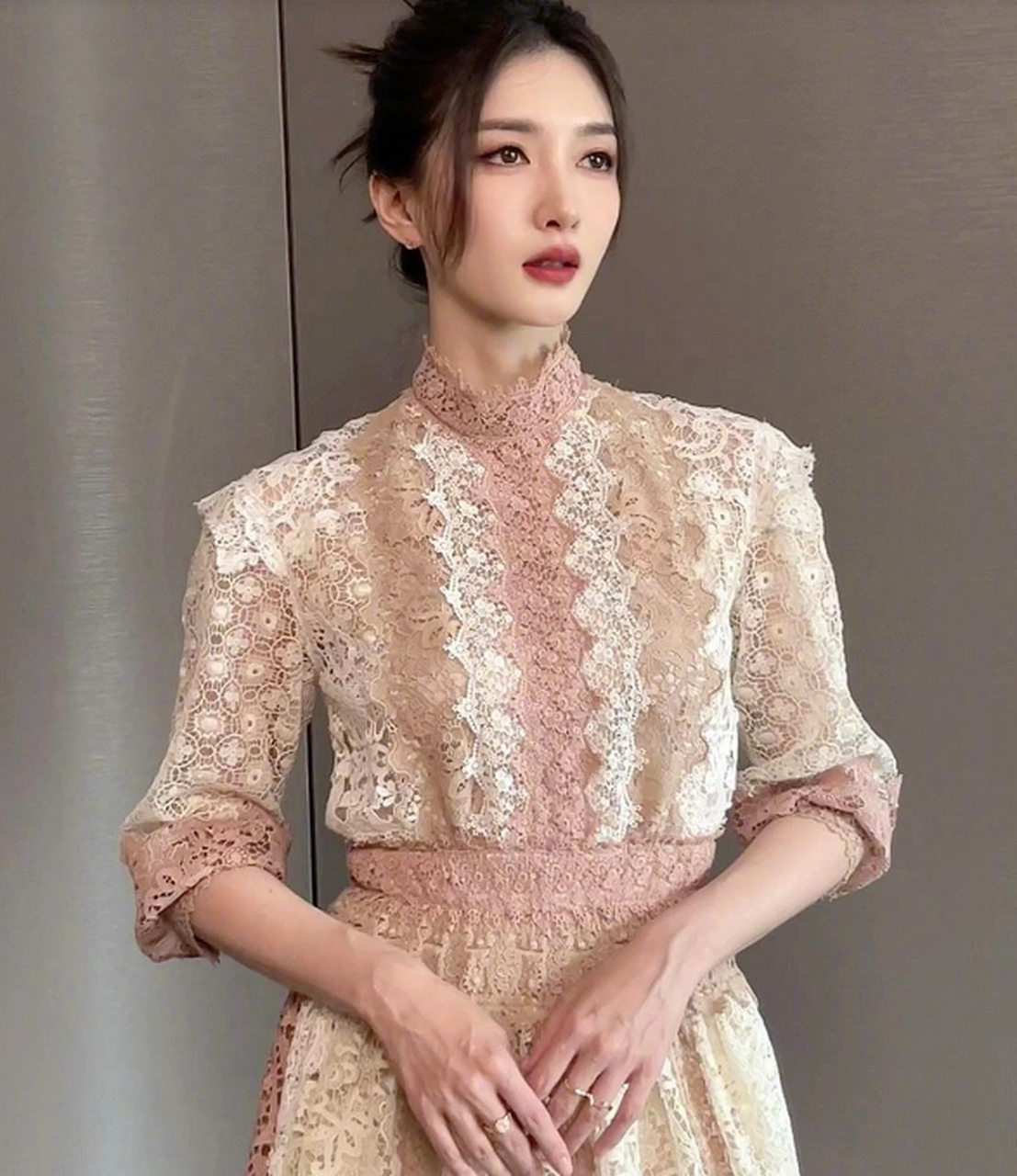 江疏影亮相中国电影大数据盛典,一身钩花蕾丝长裙,气质优雅,时尚大气.