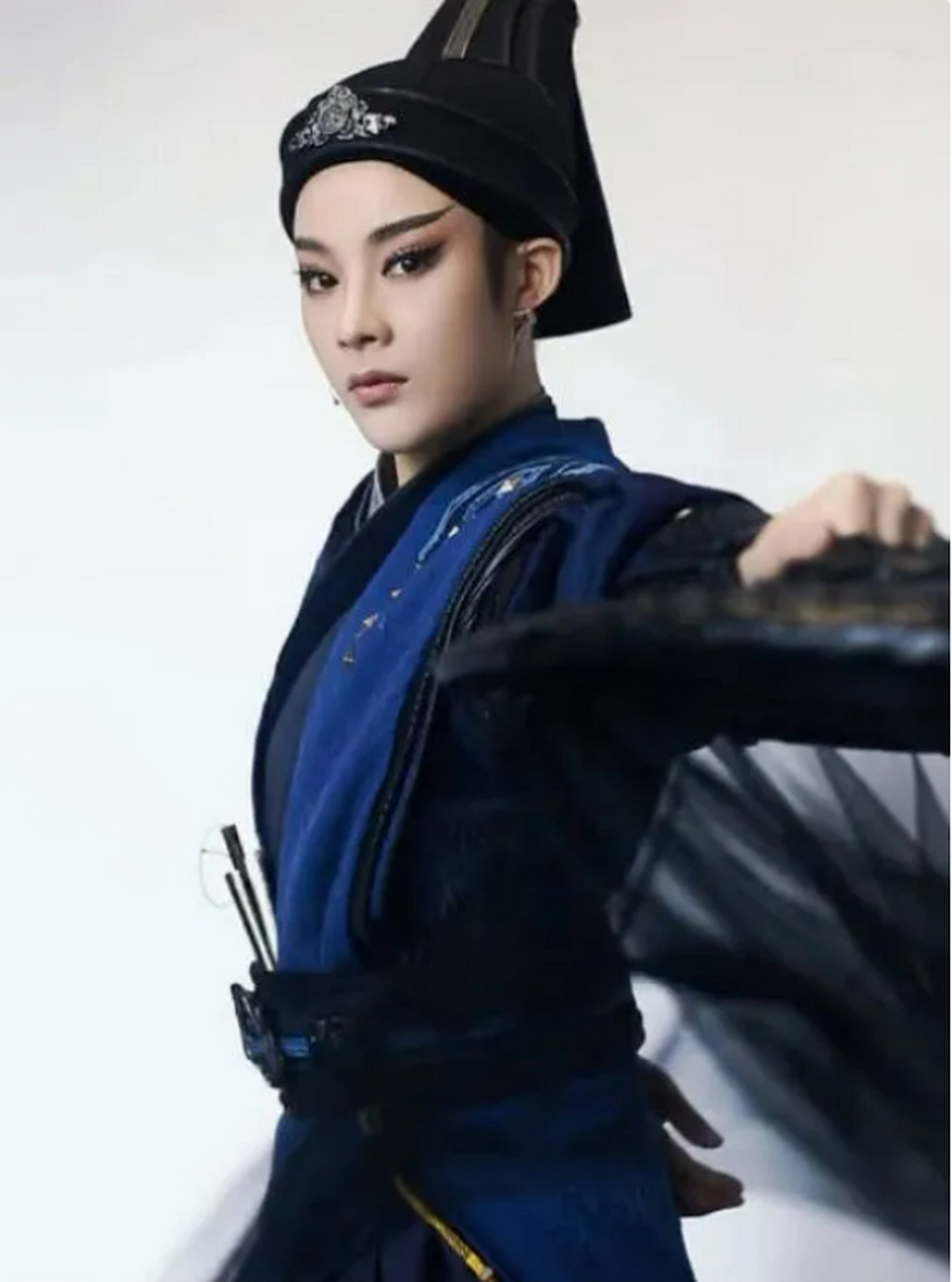 剑眉星目,英气邪魅