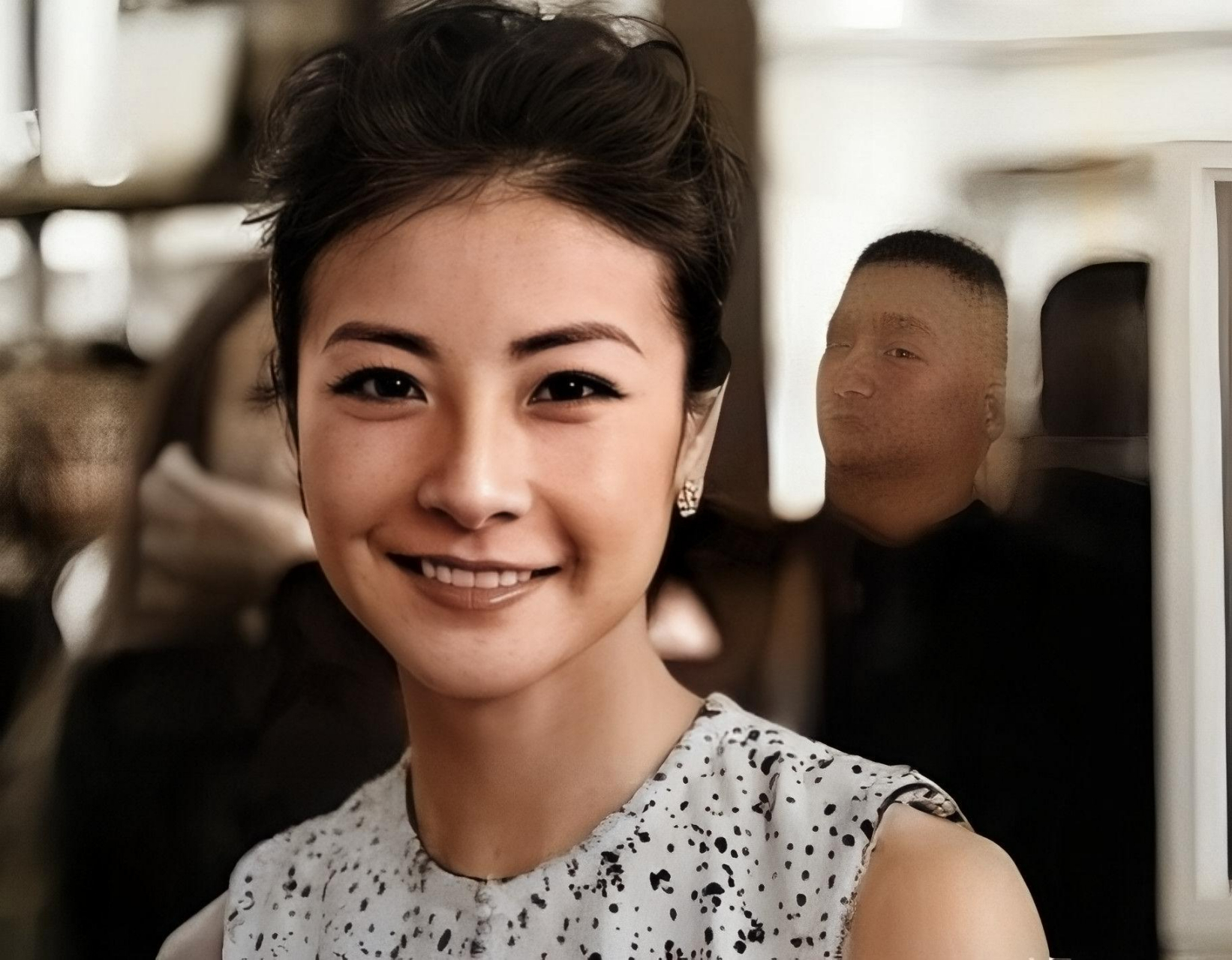 为了省钱,他骗杨蕾骗土豆网破产,并与他离婚以保护她.