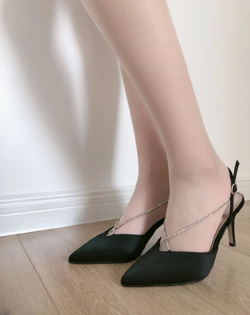 试穿黑色尖头镶钻高跟凉鞋.