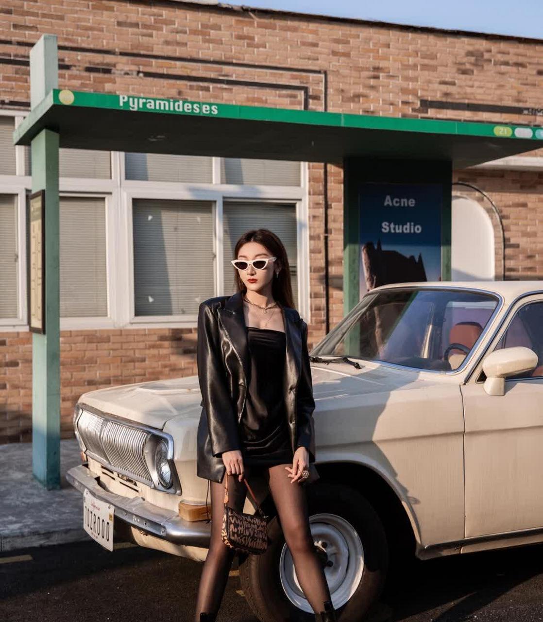 皮夹克配黑丝,高贵冷艳又霸气,御姐范儿十足