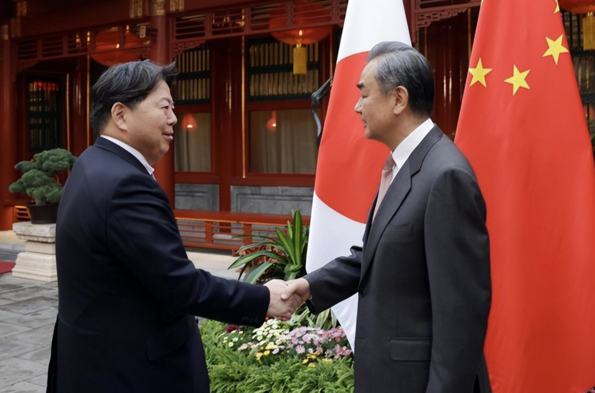 近几年美国很想拉日本一起搞个"东亚小北约",矛头直指中国.