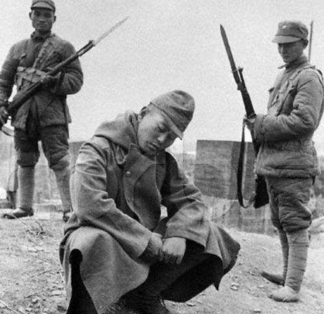 这张照片展现了一幅被俘虏的"鬼子"的情景.