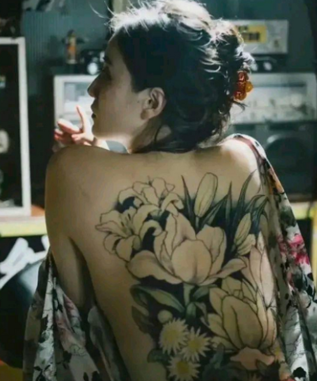 小宋佳美背上的纹身性感妩媚,有一种神秘的美感