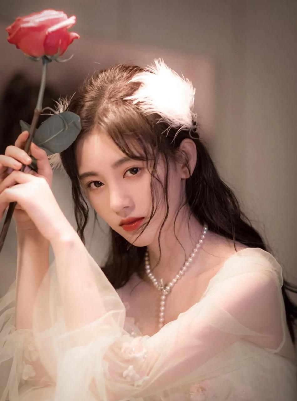 鞠婧祎,一袭纱裙犹如飞在花丛中的精灵,尽显仙女范儿.