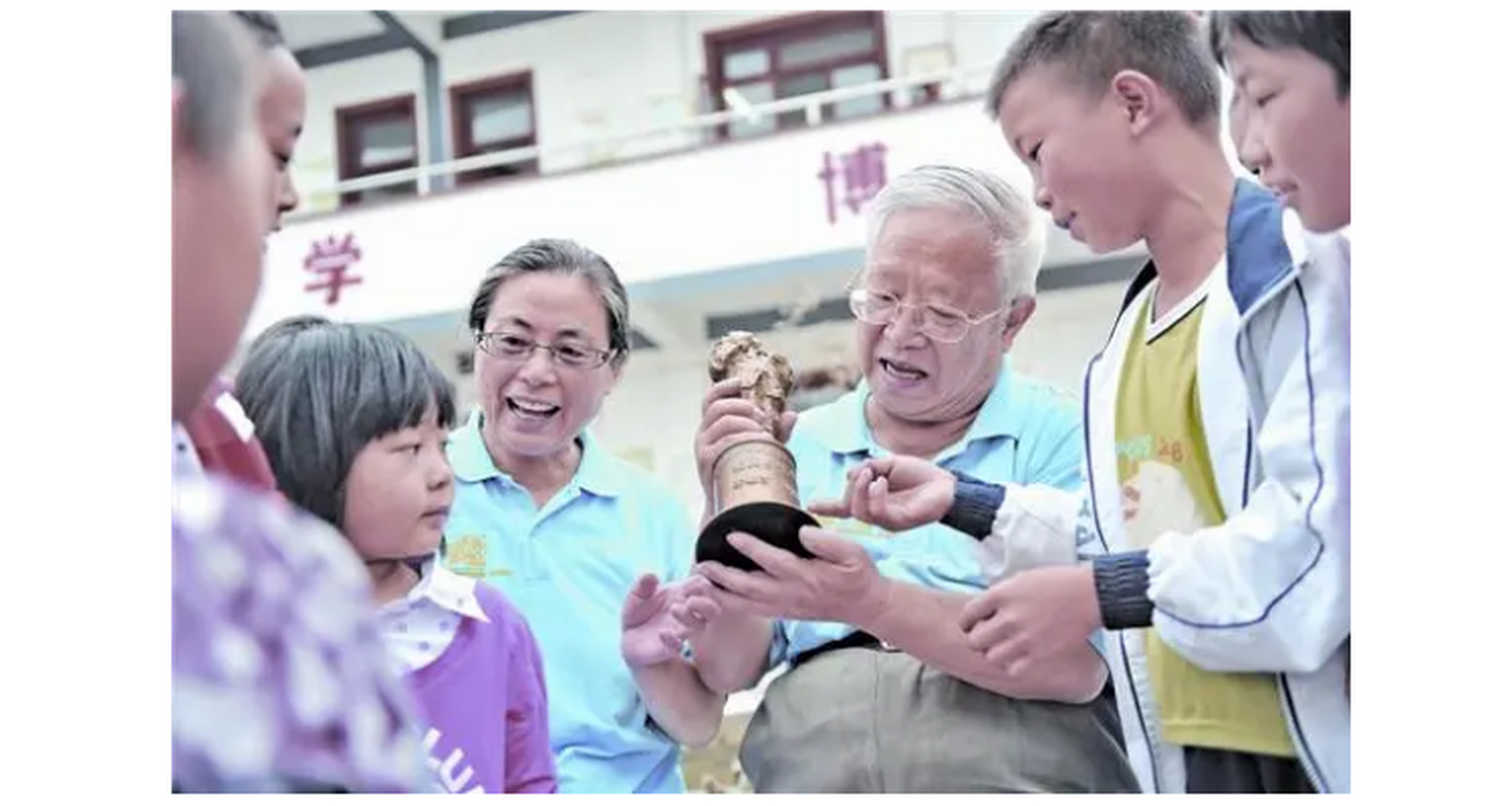 感动中国最美教师 最美乡村教师朱敏才,孙丽娜颁奖词: 他们走过半个