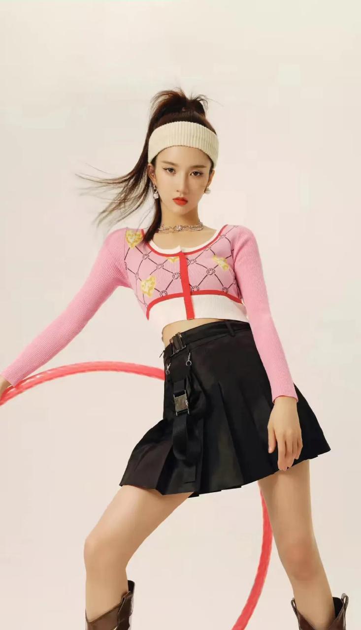 刘些宁运动风写真,修长身材引人垂涎,活力动感十足