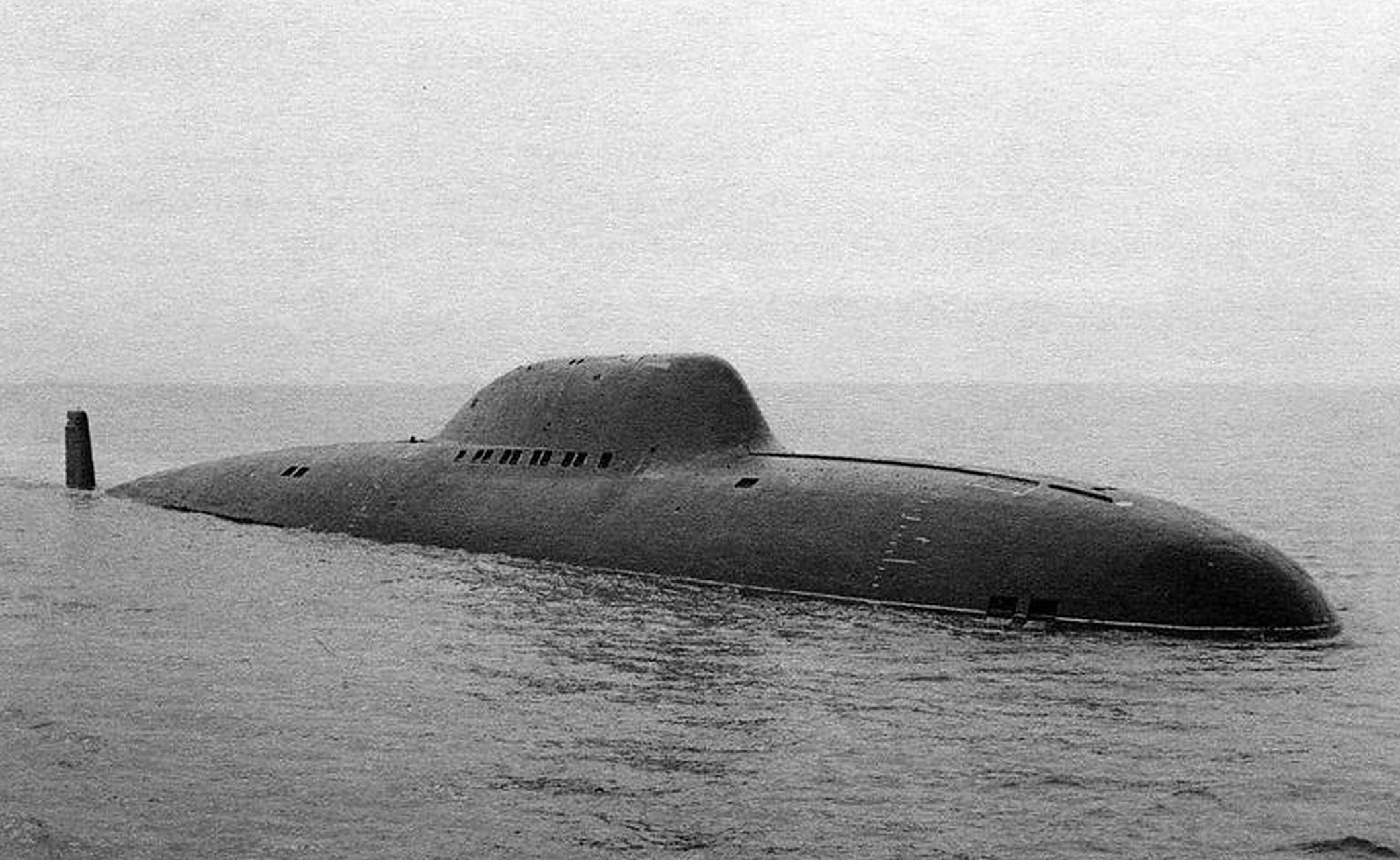 喜欢海军的网友,图片中的两型攻击型核潜艇,是当年苏联海军的什么型号