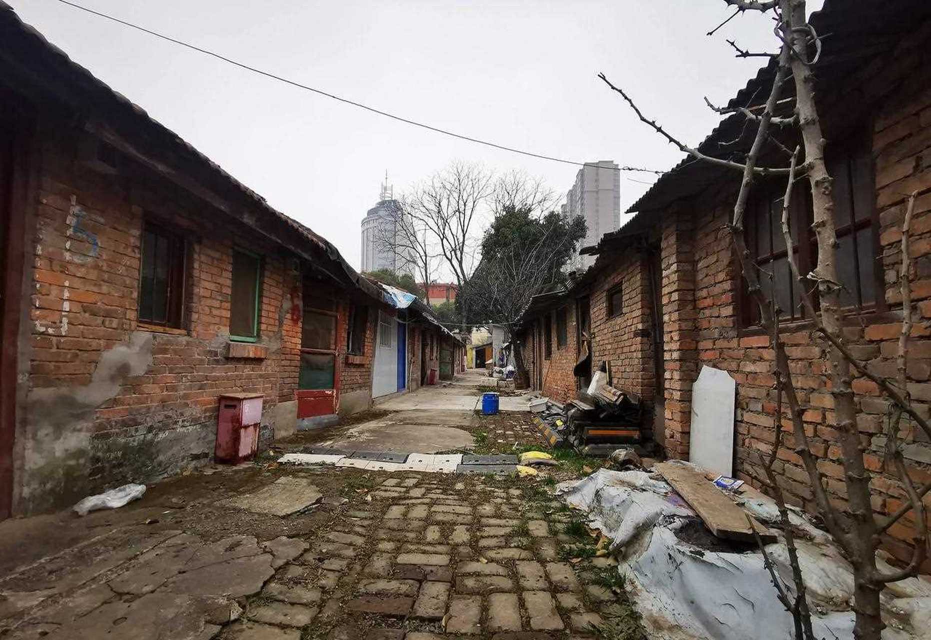 身在闹市区的竟有一处低矮平房,最矮的一排房子,户门高度只有一米八