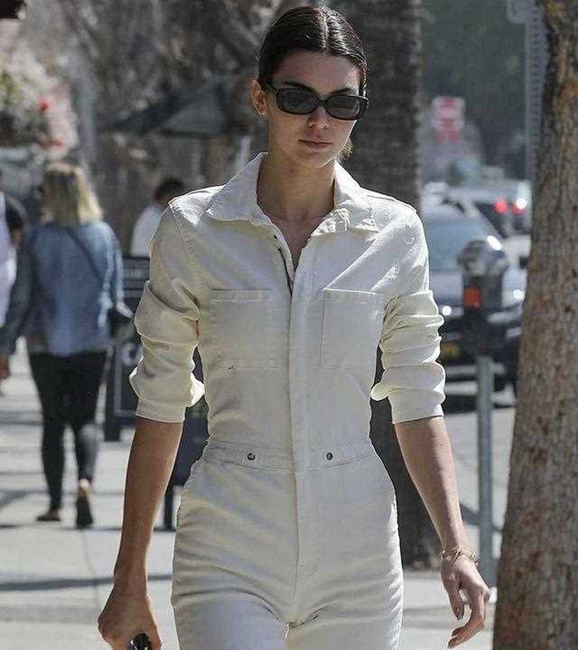 超模肯豆穿白色牛仔连体裤出街,造型休闲又利落.