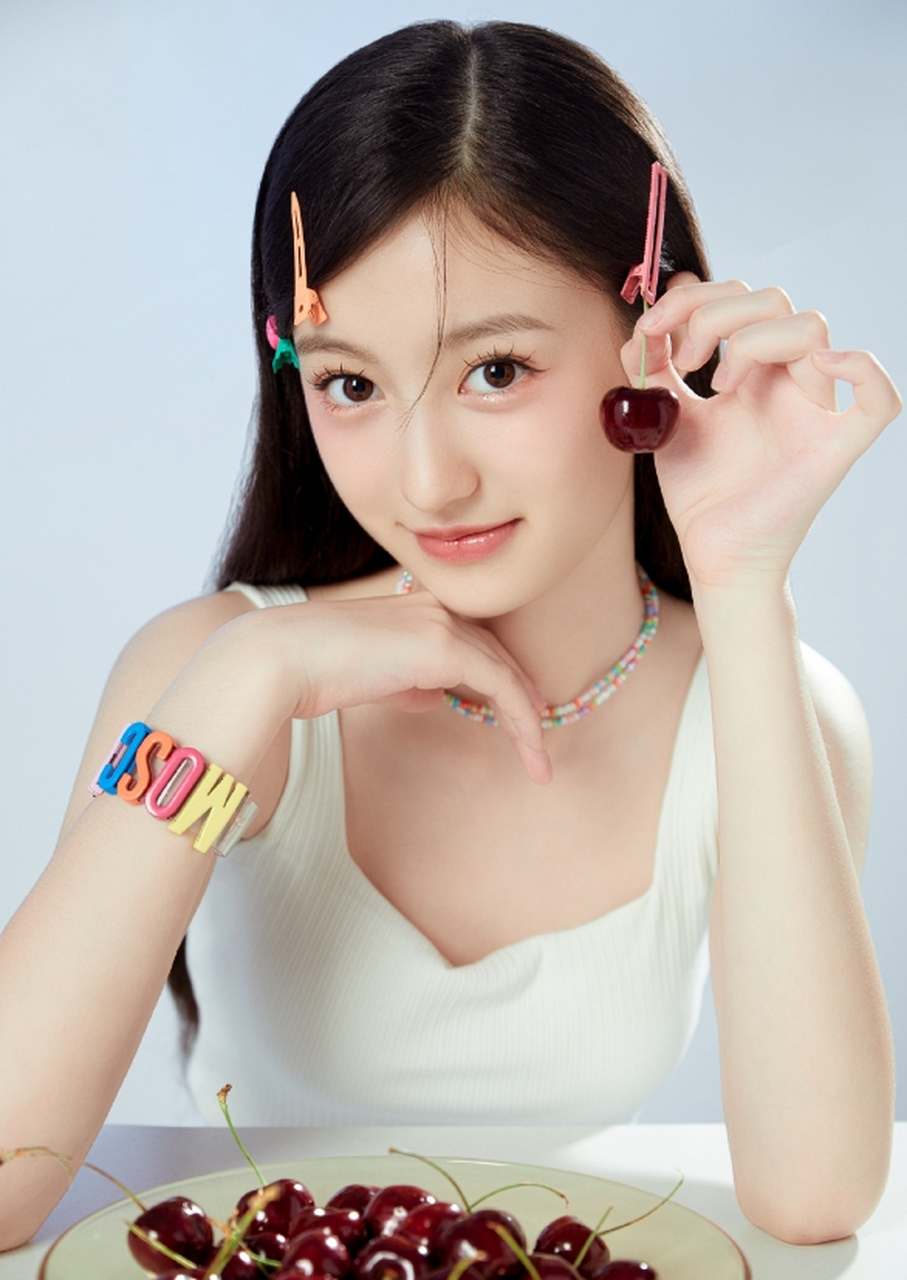 甜美清纯,俏皮灵动的#裴佳欣# 雪肤玉貌,冰清玉洁