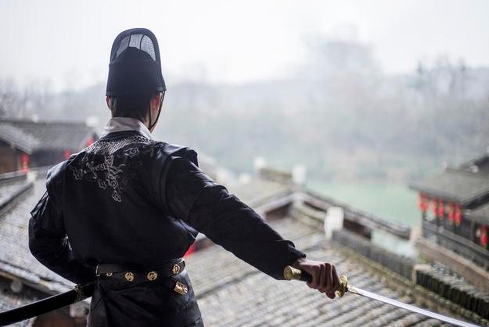 锦衣卫指挥使纪纲,却大摇大摆地在秀女中选了十几个漂亮的,对太监说:"