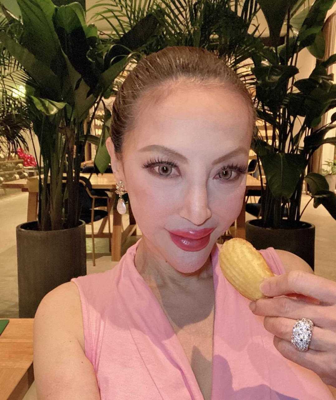 香港著名社交名媛薛芷伦的生活照,她的打扮依然这么时尚[白眼]