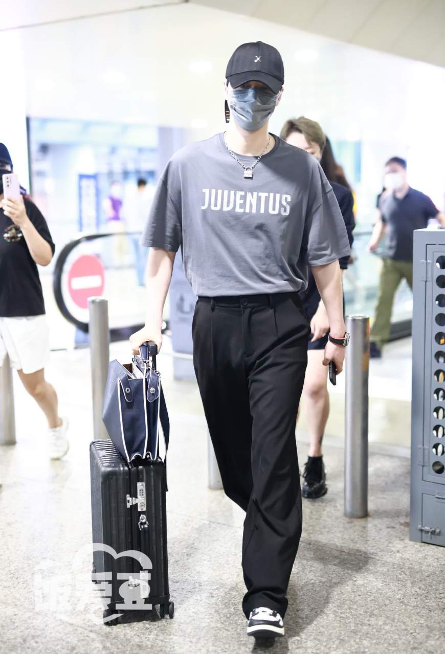 阿云嘎今天在机场分享了她的私服,印花灰t搭配黑色长裤,举手投足间都