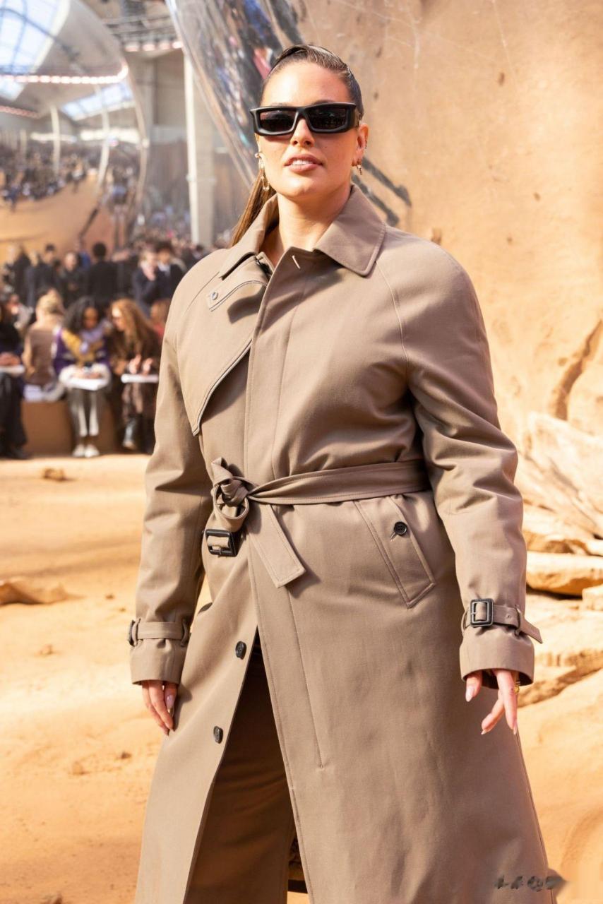 大码超模阿什利穿风衣出门看得出来她的体重不到120斤了