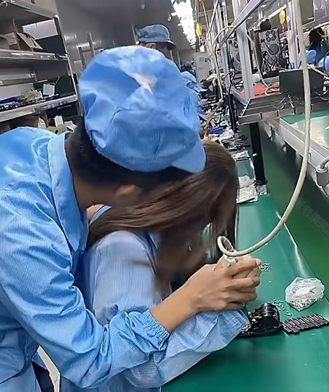 你们看,今天我们电子厂新来了一个美女,组长安排我必须手把手教会她