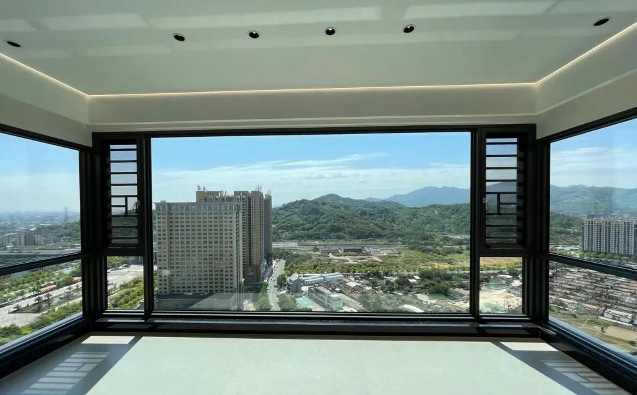 高楼层封窗才是真的爽,特别是一整块玻璃做落地窗!