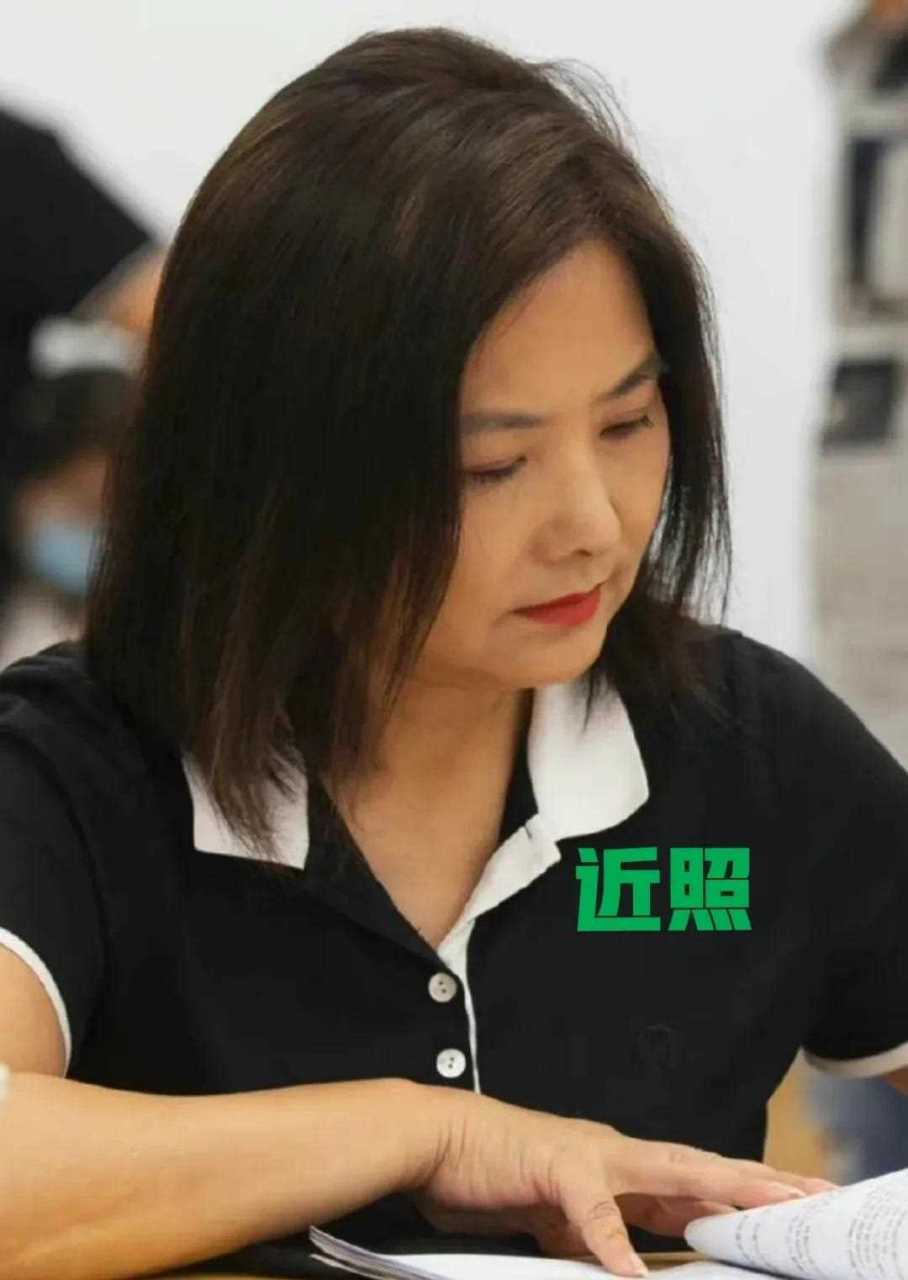 八十年代上海女演员余娅,今年60岁了,可脸上仍然看得出是她,脸型没变