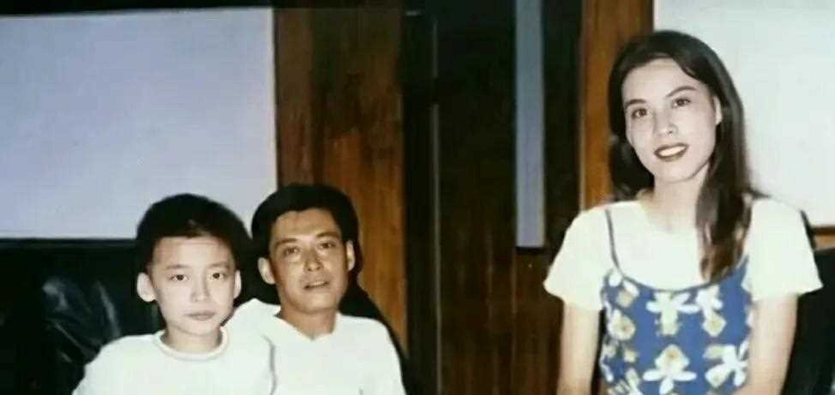 李易峰全家福照片,爸爸高冷帅气妈妈优雅漂亮,一家人都是高颜值![囧]