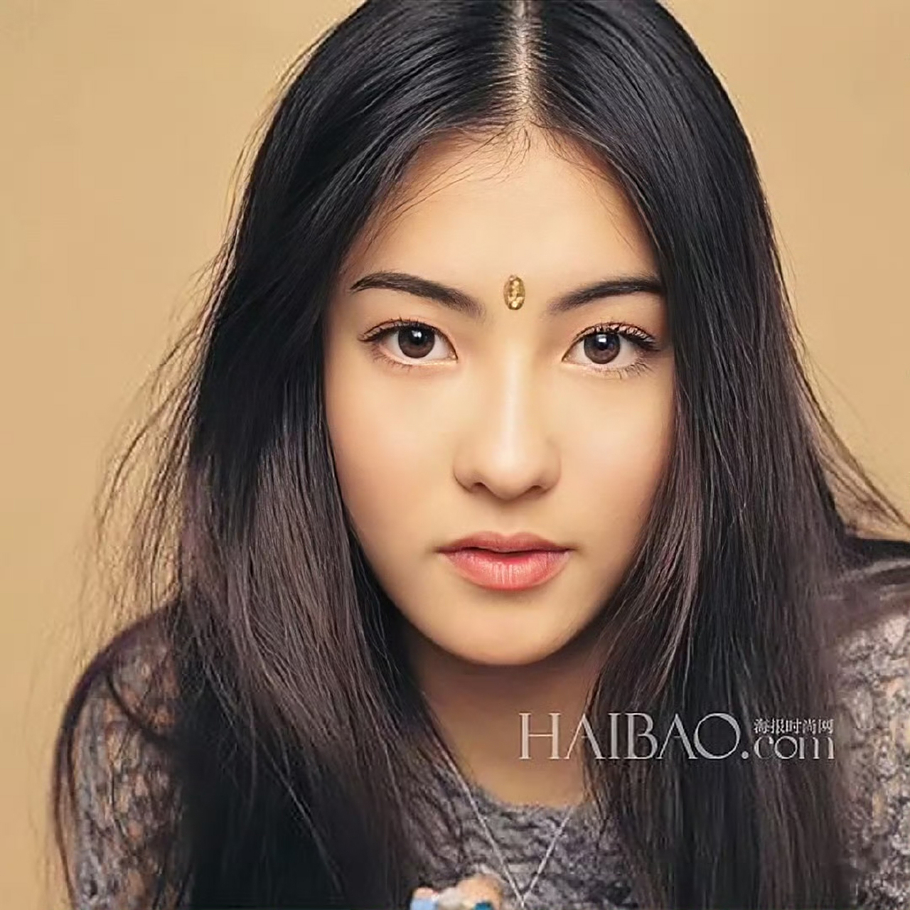 从曝光的照片中可以看出,张柏芝身着印度传统服饰,头戴印度头饰,整个