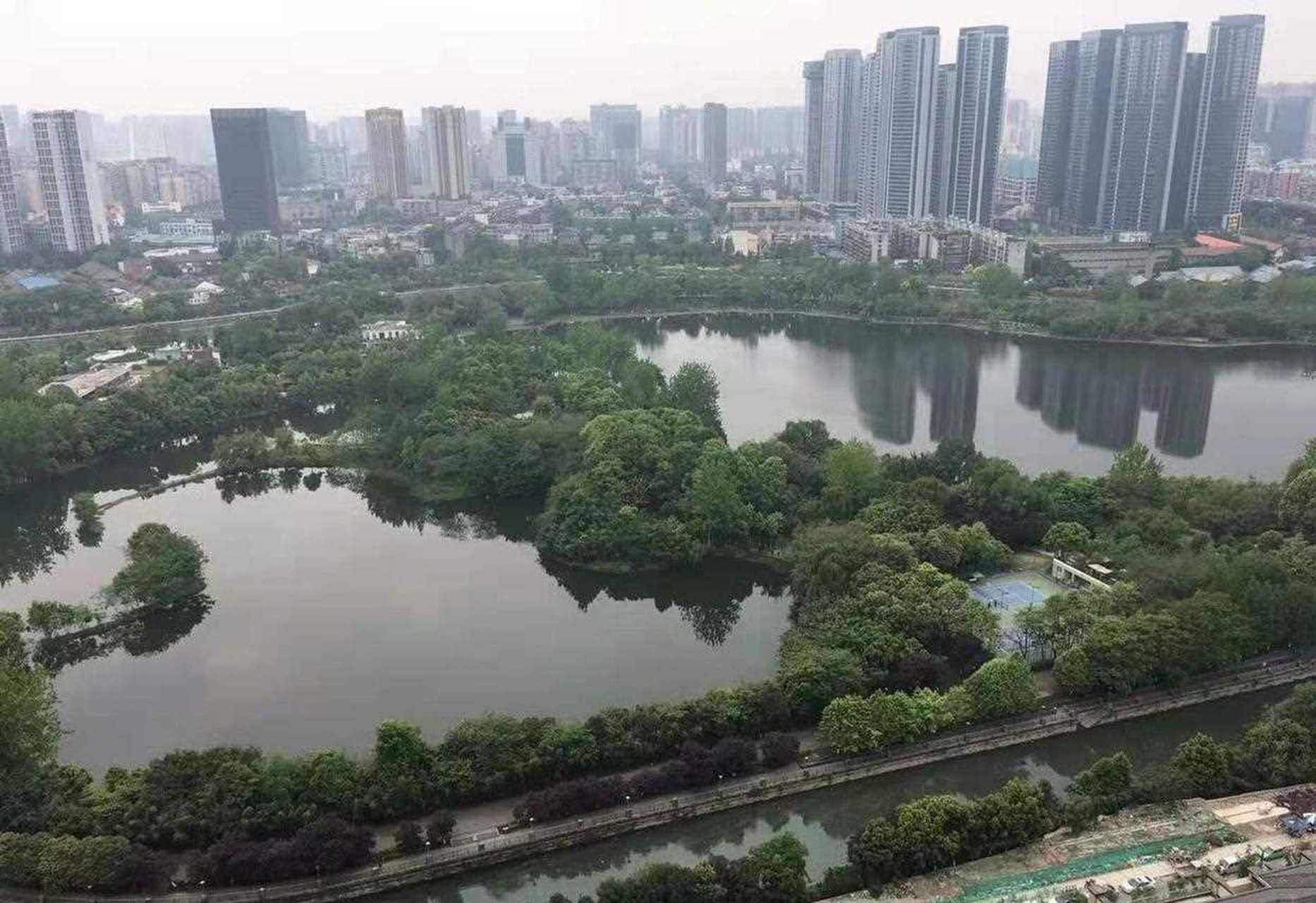 人居东湖长岛位于东二环琉璃路旁,紧挨着东湖公园,周边有成熟的翡翠城