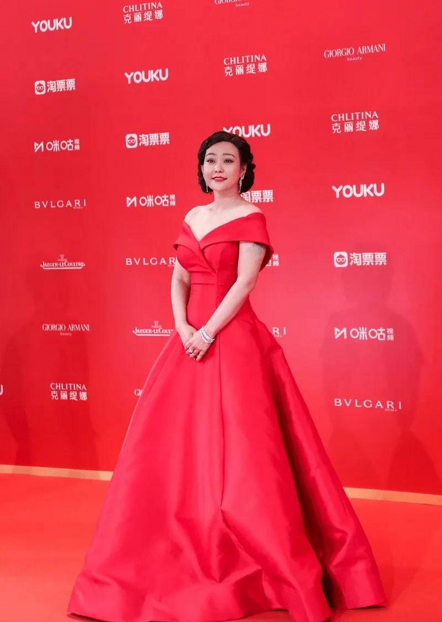 昔日郝蕾出席活动,一袭深v红裙惊艳亮相