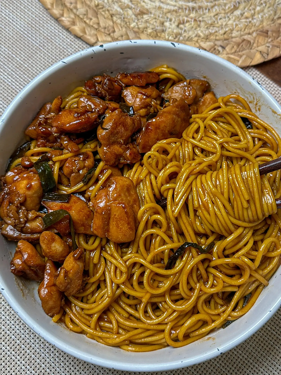 周末做了这个葱油鸡腿拌面,全家一致支持我去出个摊 加了鸡腿和大料