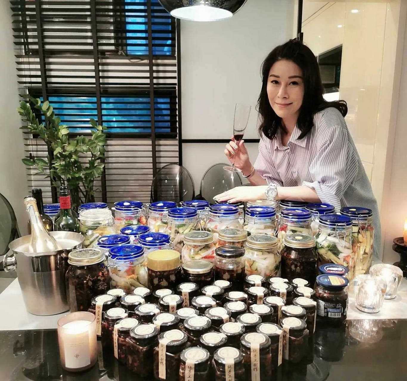 她曾经在香港电影《古惑仔3之只手遮天》中饰演方婷,今年都已经44岁