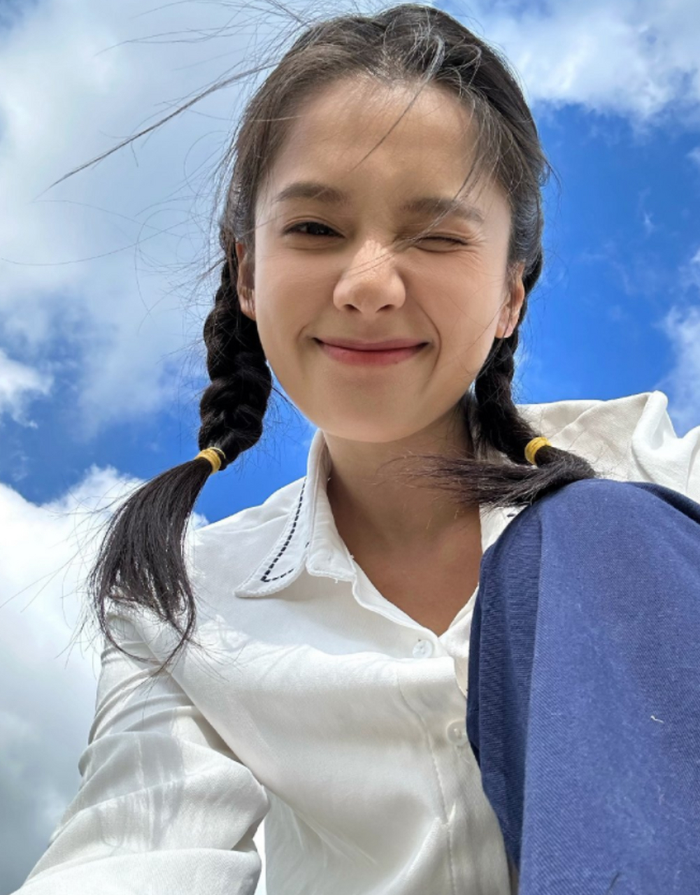 张婧仪因为双羊角辫造型上热搜了,网友直呼好可爱 #张婧仪双羊角辫