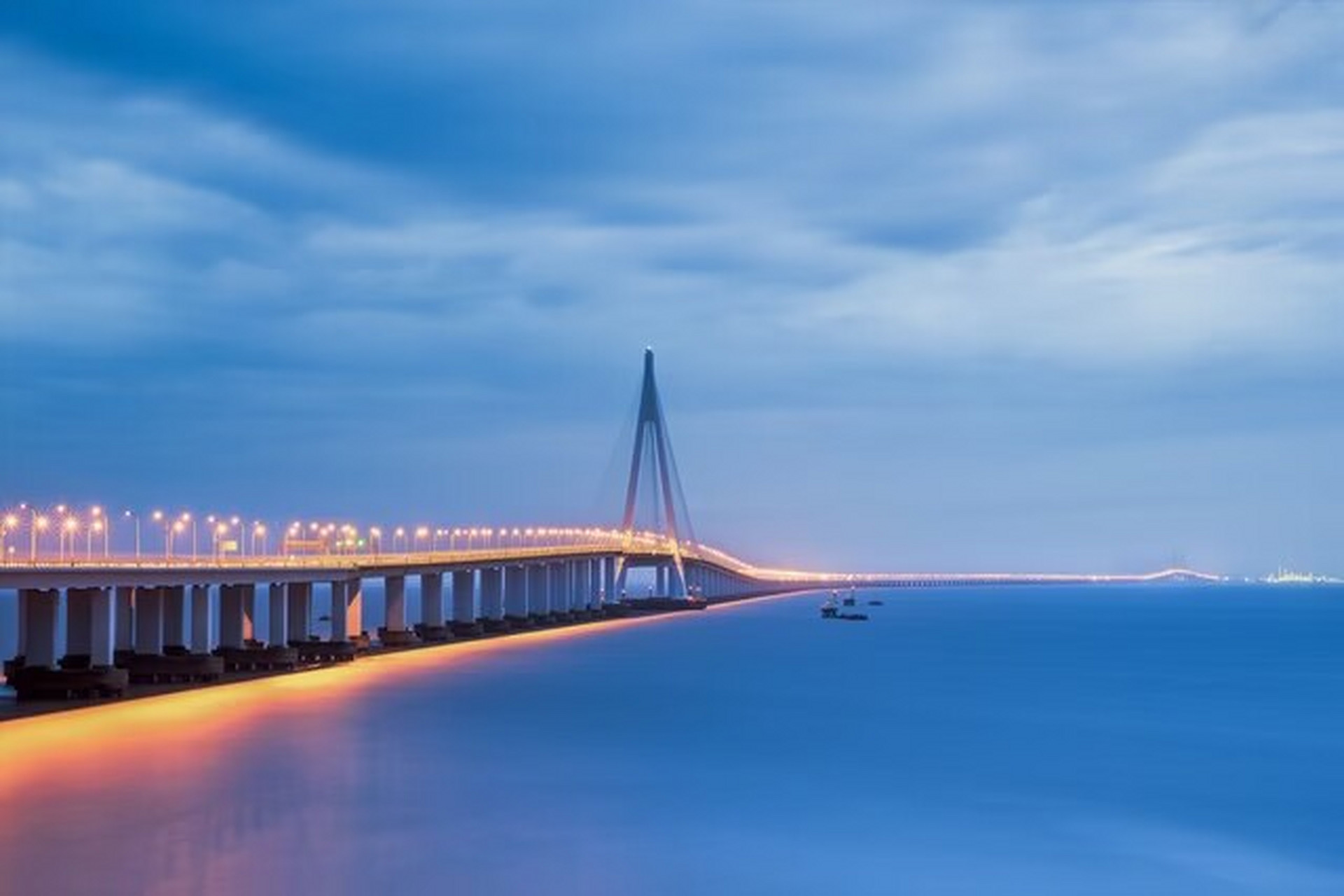 杭州湾跨海大桥位于浙江省杭州湾之上,是浙江省境内连接嘉兴市和宁波