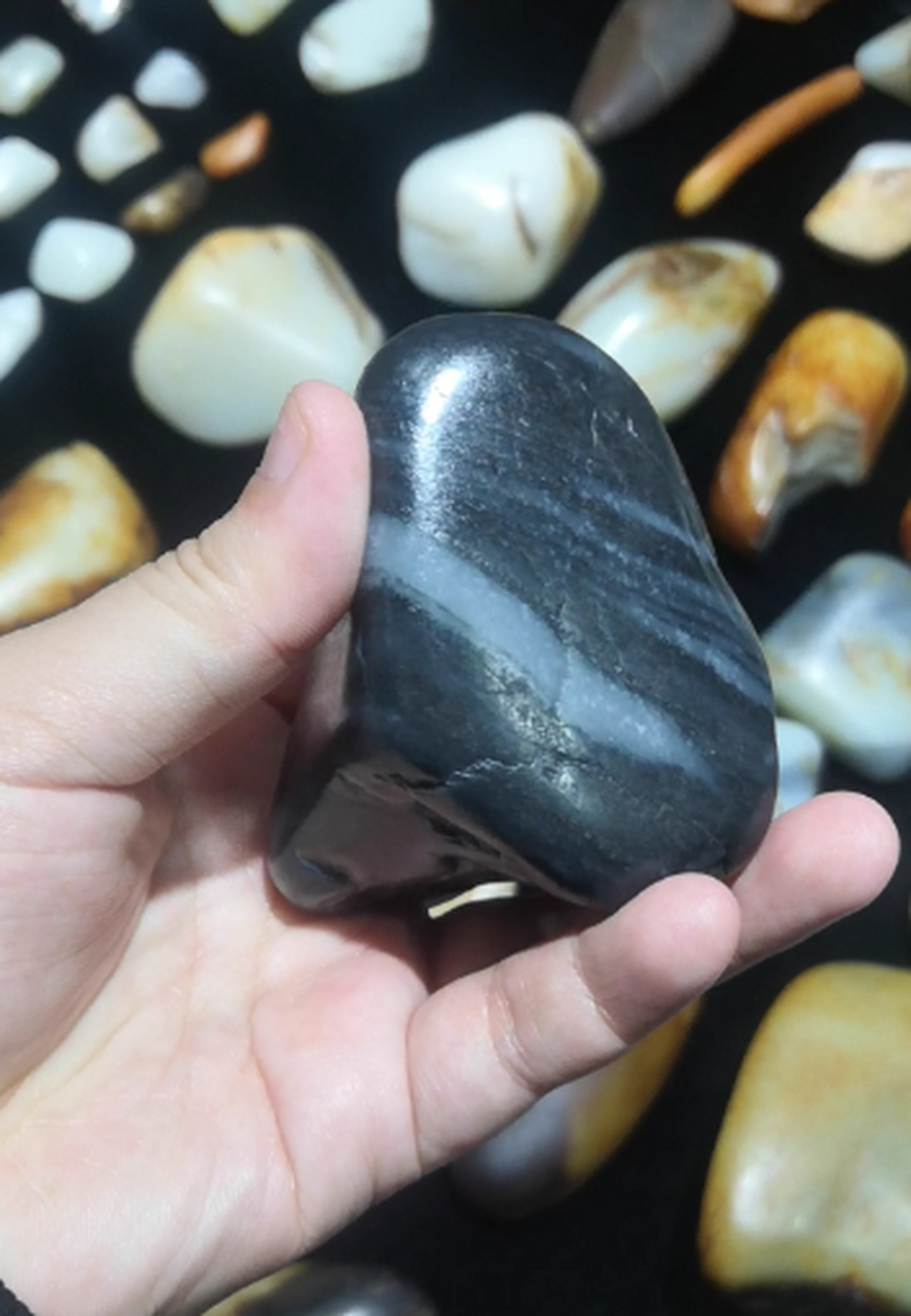点击头像看直播##和田玉#青花籽料原石,克重约120g,肉眼难见结构