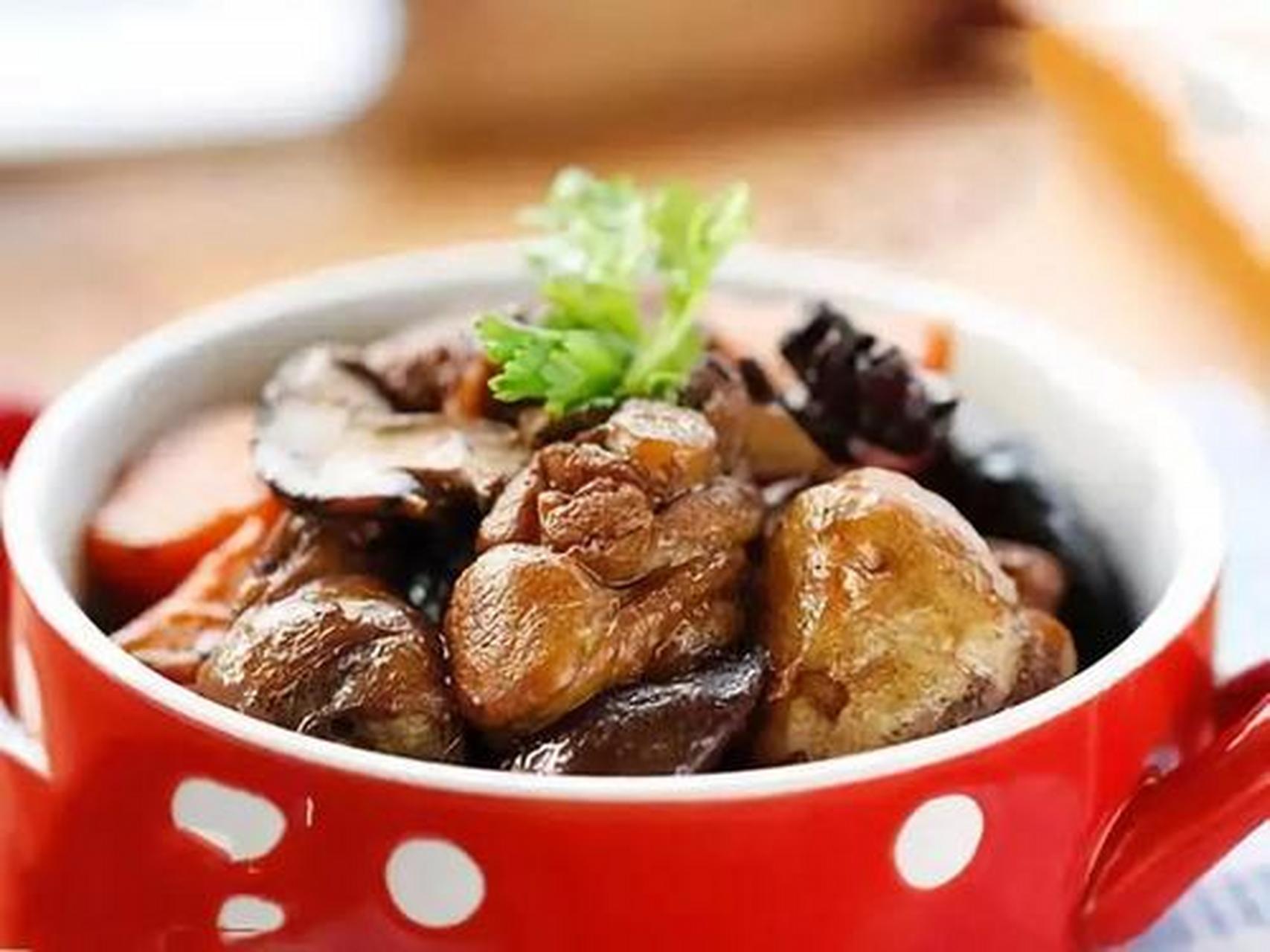 夏日限定美食#崂山菇炖鸡:这道菜在山东是非常出名的,它是用美味的