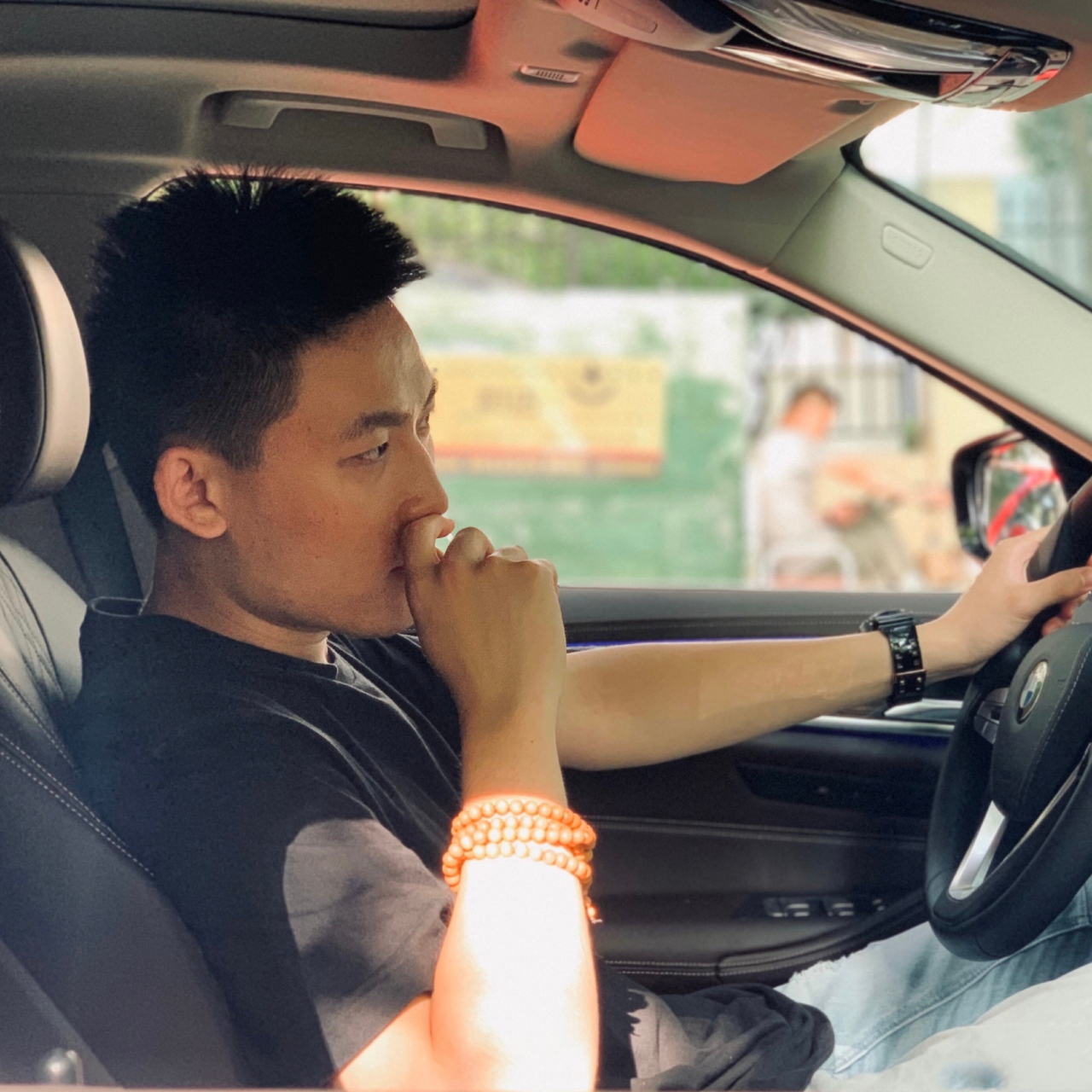 在视频中,郎昊辰扮演两个角色,一个身穿黑色大褂,留着偏分发型.