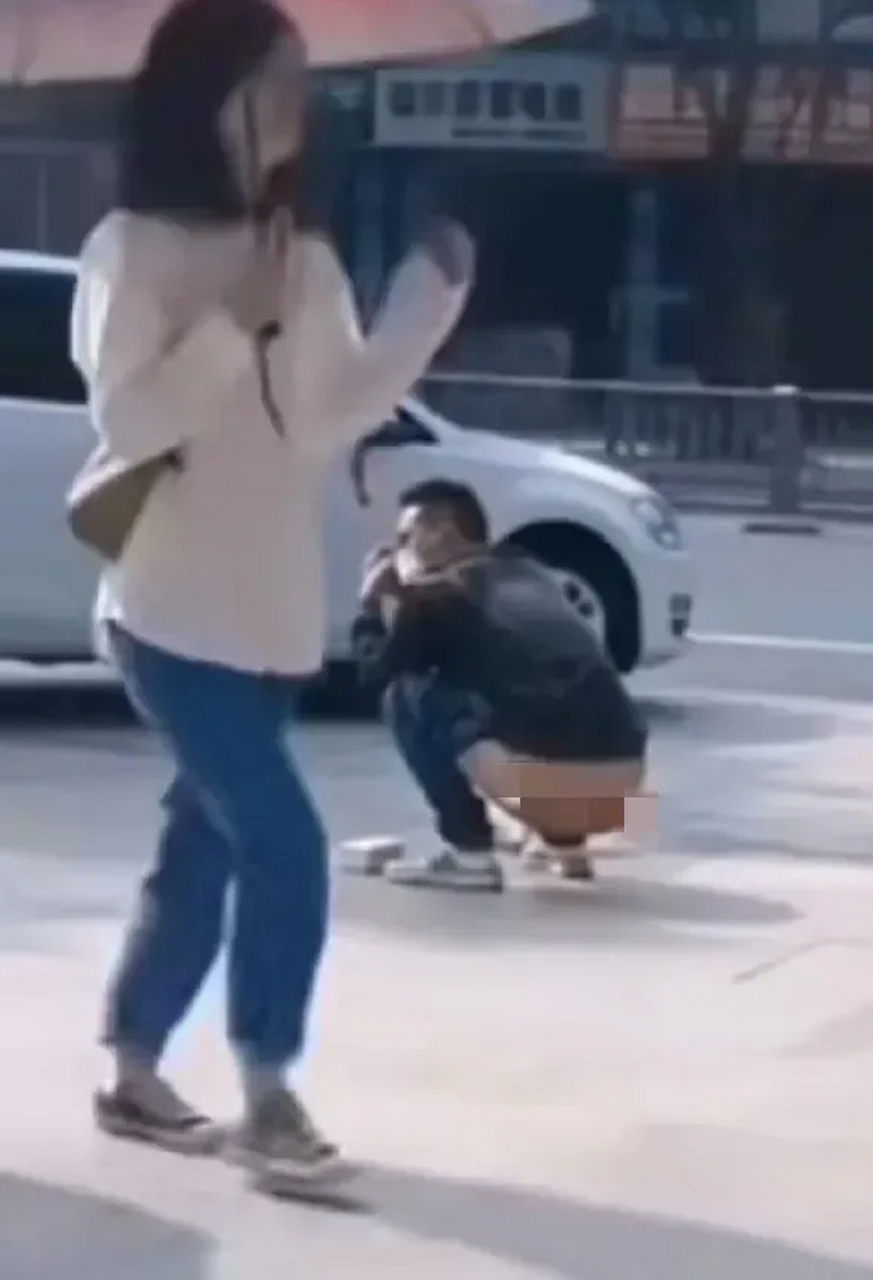 看样子是憋坏了,大街上人来人往,这家伙直接脱裤子拉起来了.  话说,人