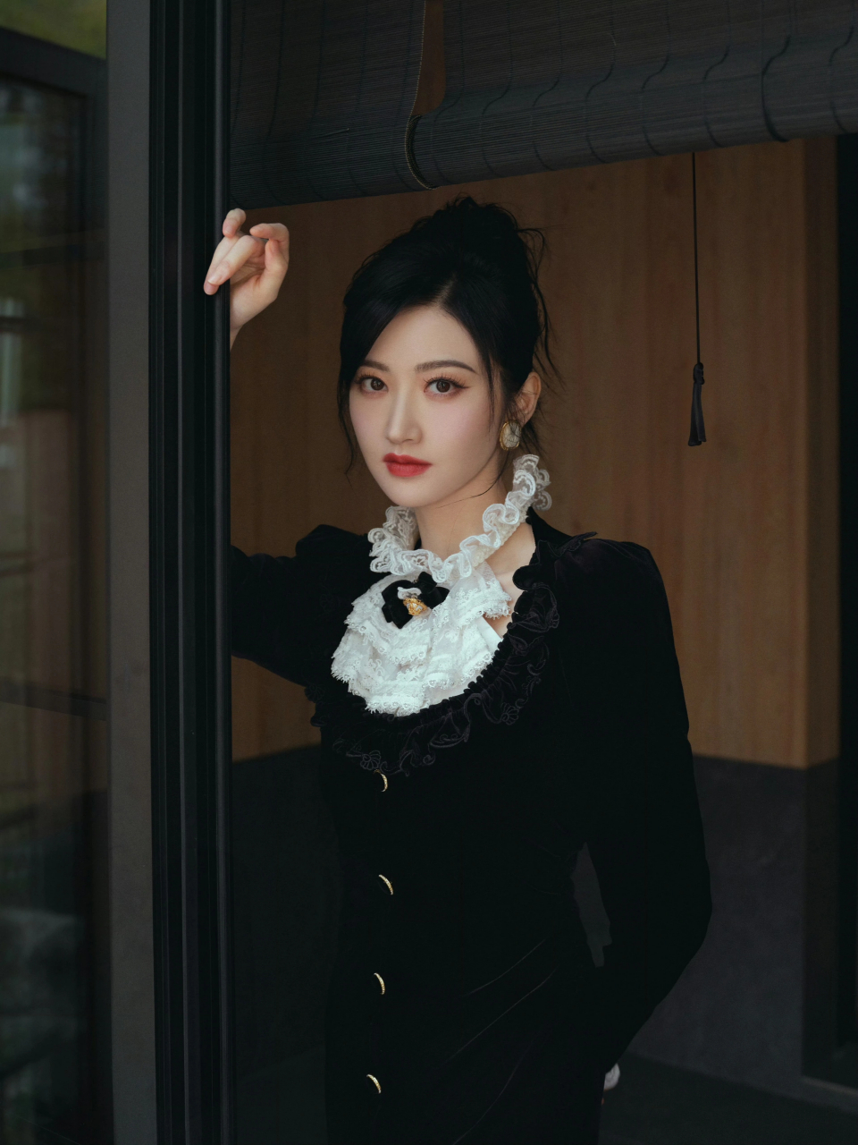 人间富贵花穿黑色丝绒裙的景甜真的绝  景甜营业美照,身穿le fame