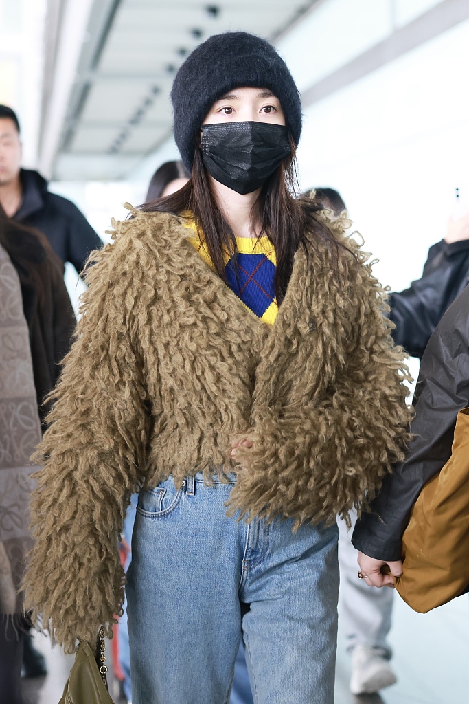 杨幂最新街拍来了,她戴了一顶黑色的针织帽子,穿了一件卡其色的长毛v