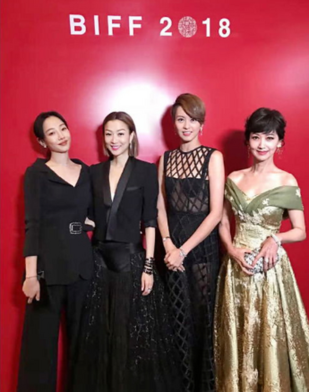 梁咏琪尺度也放开了,穿网状镂空连衣裙透出内衣和短裤,却很高级