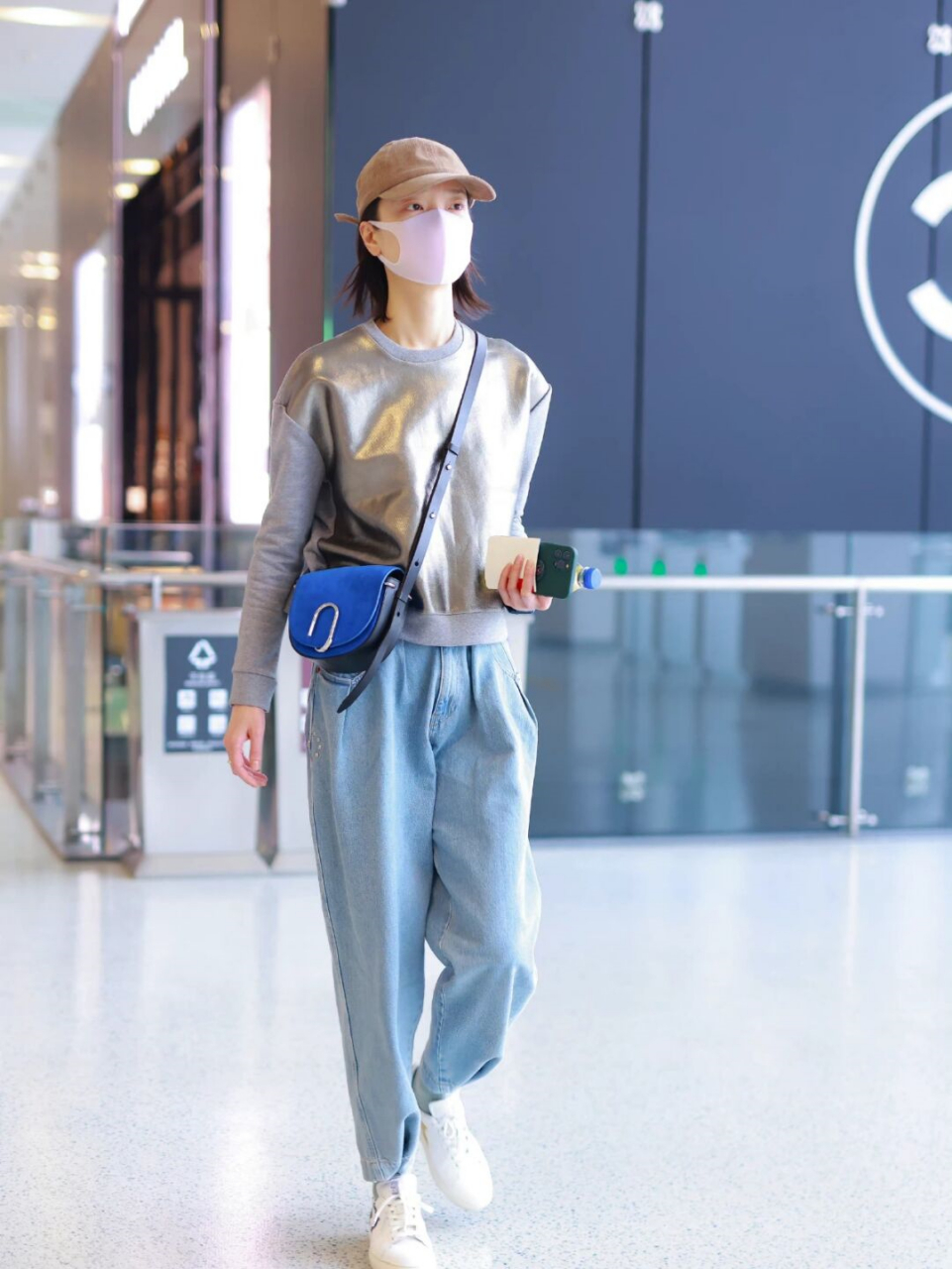 秋冬季的时尚女王: 杜鹃的穿搭艺术  杜鹃的穿着风格简单干净,她通常