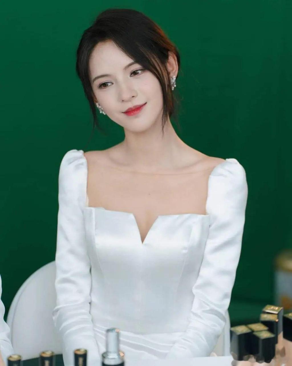 张予曦# 温柔复古风,太甜了!